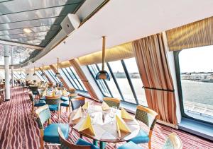斯德哥尔摩Viking Line ferry Gabriella - Cruise Stockholm-Helsinki-Stockholm的游轮上的用餐室,配有桌椅