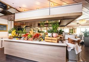 斯德哥尔摩Viking Line ferry Gabriella - Cruise Stockholm-Helsinki-Stockholm的食品柜台,上面有水果和蔬菜