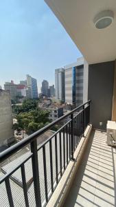 圣保罗Apartamento para renovar as energias - Cama Queen的市景阳台