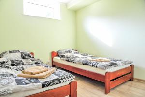 斯诺科Farma Serock的带窗户的客房内设有两张单人床。