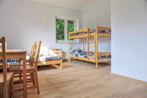 斯诺科Farma Serock的客房设有两张双层床和一张书桌。