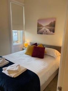 霍特惠斯尔Manor House Hotel and Restaurant的一间卧室配有带白色床单和枕头的床。