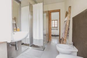 博尔戈塞西亚Relax的浴室配有卫生间、盥洗盆和淋浴。