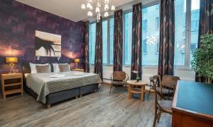 斯德哥尔摩Thon Partner Hotel Kungsbron的卧室配有一张床和一张桌子及椅子