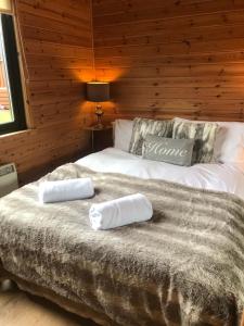罗厄德南Lomond Lodge的一间卧室配有一张床,上面有两条毛巾