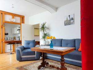 AltenmedingenAm Alten Haus的客厅配有蓝色的沙发和桌子