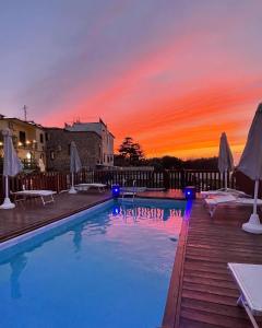 维克艾库塞ANTICA TENUTA CELOTTO的一座享有日落美景的游泳池