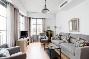 Apartamentos RG Suites Sierpes 54的休息区