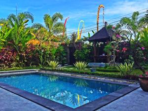 乌布乌玛别墅酒店的花园内的游泳池