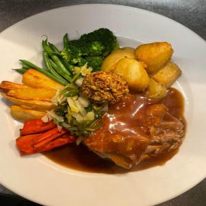 洛西茅斯Firth Hotel & Restaurant的肉,蔬菜和肉的食品