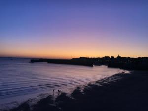 格朗维尔Front de mer vue exceptionnelle的日落时分海滩美景