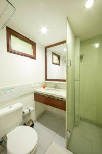纳塔尔Araça Flat Natal Prime - Beira Mar的浴室配有卫生间、盥洗盆和淋浴。