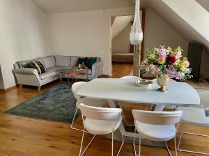 塔尔图Lossi Old Town Apartment的客厅配有白色的桌子和椅子