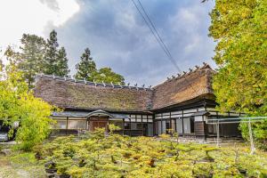 仙北Stay and Discover Nishinoya的一座带花园的古老房子
