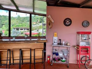 下博克特Buena Vista Boquete的厨房设有粉红色的墙壁和台面