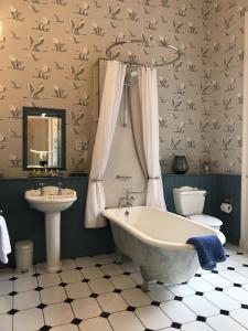 爱丁堡Escape To Edinburgh @ Albyn Place的带浴缸和盥洗盆的浴室