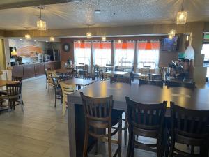 奥加拉拉South Platte Cabins & Kennels的一间带桌椅的餐厅和一间酒吧