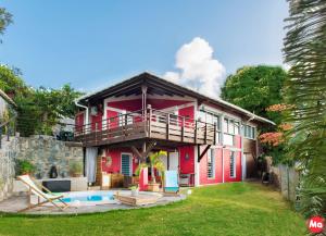KoungouVilla Hawa的带阳台和游泳池的红色房屋