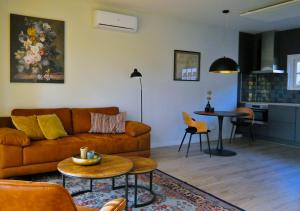 奥门Erf Hesse - holiday home的客厅配有沙发和桌子