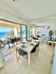 滨海拉塞讷Magnificent 82m With Terrace And In Front Of Sea的一间带桌椅的海景用餐室