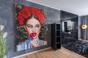 盖尔森基兴GelsenDesign II - Gemütliches Premium Apartment的一间房间,上面画着一幅红唇彩的女人画