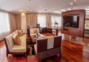 Arenillas希拉里自然度假酒店及Spa-全包的带沙发和电视的客厅