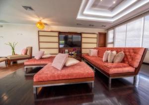 Arenillas希拉里自然度假酒店及Spa-全包的一间客厅,客厅里配有三个沙发