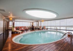 Arenillas希拉里自然度假酒店及Spa-全包的酒店客房中间的大型游泳池