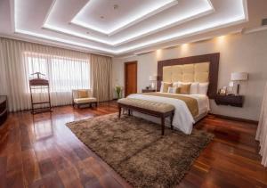 Arenillas希拉里自然度假酒店及Spa-全包的一间大卧室,配有一张大床和地毯