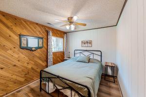 巴斯莱克Rustic Cabin的一间卧室配有一张床和吊扇