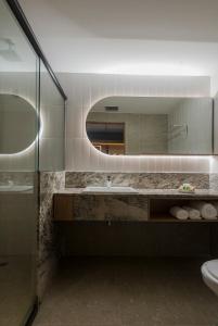 福塔莱萨陆泽罗福塔勒扎酒店的一间带水槽、镜子和卫生间的浴室