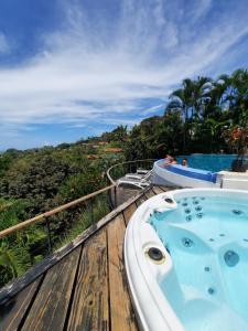 曼努埃尔安东尼奥Villa Roca Boutique Resort & Suites - ADULT ONLY的木制甲板上的一个浴缸