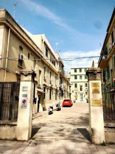 墨西拿Appartamento nel cuore di Messina的一条空的街道,一辆红色的汽车沿着街道行驶