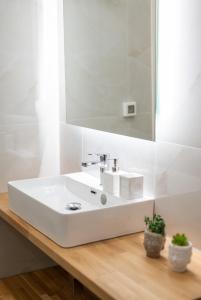 伊罗达Elounda Dream House 2的浴室设有白色水槽和镜子