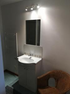 塔登La maison d'André的一间带水槽、镜子和椅子的浴室