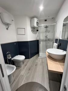 泰尔米尼伊梅雷塞CB Rooms的一间带水槽、卫生间和淋浴的浴室