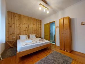 锡尔沃斯瓦里德Fenyőfa vendégház的一间卧室配有一张木墙床