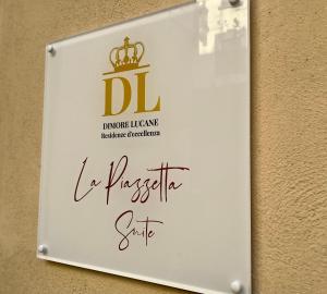 波坦察La Piazzetta Suite的墙上的标志,上面有冠