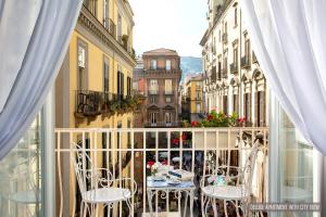 那不勒斯La Casa Sul Nilo的城市街道上带桌椅的阳台