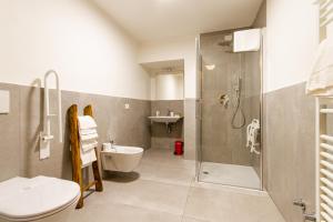 科莫奥波哥德杜卡酒店的带淋浴、卫生间和盥洗盆的浴室