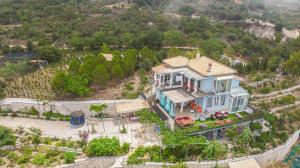 卡拉米锡Villa Matula的山丘上房屋的空中景致