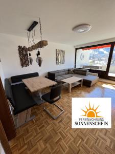 巴特奥塞Ferienwohnung Sonnenschein的客厅配有沙发和桌子