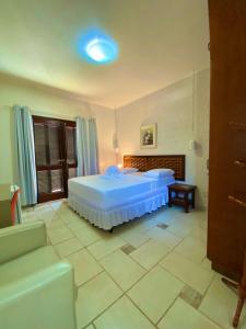 贝卢港贝卢港花园旅馆的一间卧室配有一张带蓝色毯子的大床