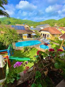 贝卢港贝卢港花园旅馆的后院,带游泳池和一些鲜花