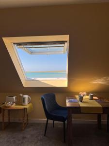 SollasVallay Sands的窗户,带桌子和椅子的房间