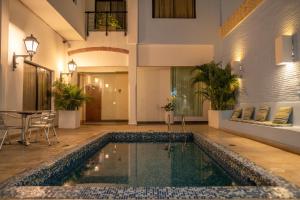 卡塔赫纳Hotel Virrey Cartagena的房屋中间的游泳池