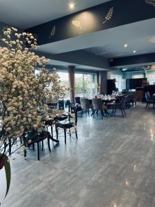 Līči拉古娜酒店的一间带桌椅和鲜花的用餐室