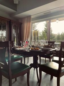 Līči拉古娜酒店的用餐室配有带玻璃杯的桌子