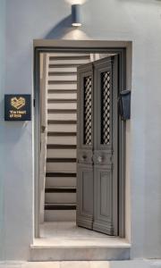 埃尔莫波利斯The Heart of Syra - Your Home in Ermoupolis的建筑物一侧的门