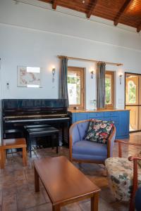 扎戈拉Sunray Luxury Apartment Zagora with piano的客厅配有蓝色的沙发和钢琴